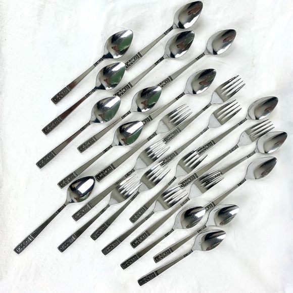 26 pc Oxford Hall Japan Flatware Fleur De Lis Textured 16 Teaspoons 10 Forks - Picture 1 of 10